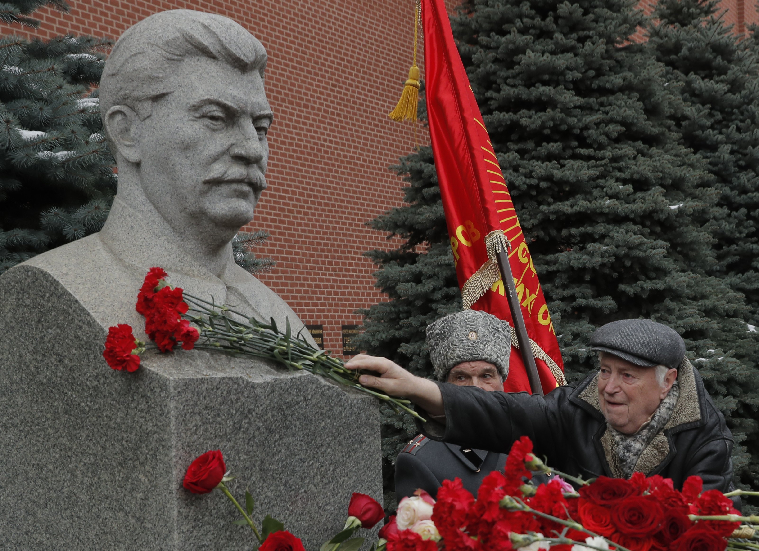 Бюст сталина у кремлевской стены
