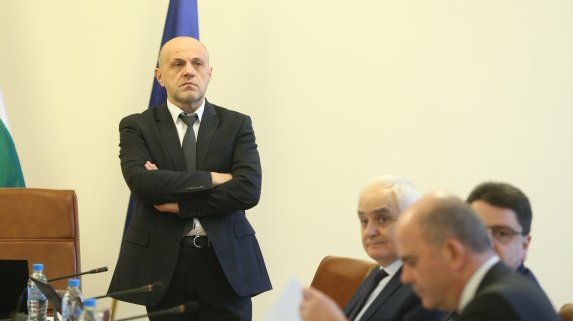 Томислав Дончев даде месец за отстраняването на открити от тайни клиенти нарушения в администрацията
