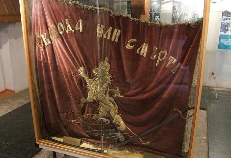Поглед назад: ''Кой уши байряка, кой му тури знака...''