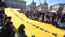 Демонстрации в Рим, Италия във връзка с климатичните промени! Кадърът обхваща протестен знак с текст „Климат: времената се променят! Време е за промяна!“.