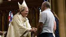 Архепископ Антъни Фишър провежда Велкденска Нелелна тържествена литергуя в катедрала „Св. Мария“ в Сидни, Австралия 