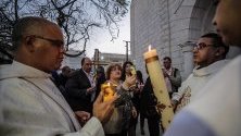 Религионзни палестинци вземат участие във Великата Събота по време на Великденските празници в църквата Der Al-Latin в град Газа, 20 април 2019 г.