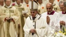 Папа Франциск води Великденското бдение.