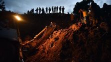 Пожарникари и членове на гражданската отбрана търсят оцелели след свлачището в село Портачуело, Колумбия. Според публикуваните данни около 19 човека са загинали, а около 5 са пострадали след като земята е погълнала домовете им. 