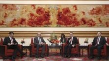 Китайски държавен съветник и външен министър Ван Йи и индийският външен- министър Виджай Кешав Гокхале присъстваха на среща в Пекин, Китай