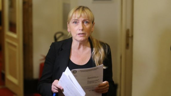 Елена Йончева дава на прокуратурата оригиналния запис на Банов