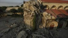Разрушената църква „Св. Катрин Париш“ в град Порак, Филипините поради земетресение с магнитуд 6.1 по Рихтер, което разтърси провинцията Панпанга на 22 април. Според данните 7 души за загинали, 81 са били ранени и 24 са в безизвестност.