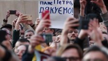 Поддръжници на настоящия президент Петро Порошенко се събраха, за да му благодарят за изминалия мандат в Киев, Украйна. В неделя се проведоха президентски избори, в които Влодомир Зеленски спечели с голяма преднина пред Порошенко.
