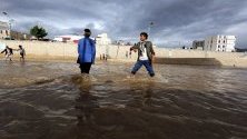 Наводнени улици и пътища след силните дъждове в Сана, Йемен.