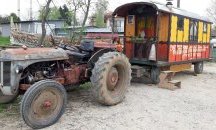 Французин обикаля света с трактор с 25 км в час, отседна в Казанлък