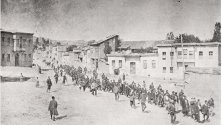 Арменско цивилно население, ескортирано от въоръжени османски войници през град Харпут (Харпет), към затвора в Мезире (днес Елязъг), април 1915 г.