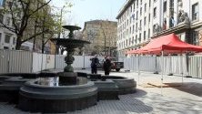 Фонтанът на пл. „Славейков“ е пълен с вода и текат тестове преди да бъде пуснат отново. Фонтанът ще заработи 14 години.