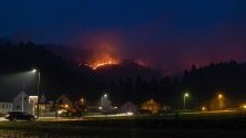Горски пожар възникна извън село Сокндал, Южна Норвегия. В момента пожарите горят след дълъг период на суша.