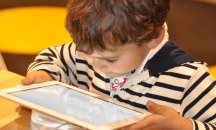 Половината от 10-годишните във Великобритания имат смартфон
