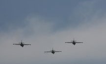 Самолети изнесоха въздушно шоу пред грешната публика
