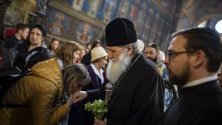 Православният вярващ целува ръка на българския патриарх Неофит по време на Разпети Петък в църквата Света Неделя в София, България, 26 април 2019 г. 