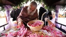 Вярващите се покланят в  църквата на Апостолос Андреас на Православния Велики петък в Никозия, Кипър, 26 април 2019 г.