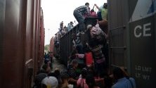 Мигрантите от Централна Америка се качват на влакови вагони, опитвайки се да стигнат до американската граница, Чиапас, Мексико.