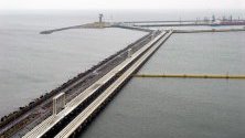 Пристанище за суров петрол, чрез който се доставя на полските рафинерии петрол от руския петролопровод Дружба, в Гданск, северна Полша. Според съобщения в медиите, доставката на петрол от Русия през тръбопровода Дружба е била прекъсната поради предполагаемо замърсяване на суровия петрол.