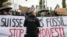 Активисти протестират преди общото събрание на Credit Suisse (CS) за бъдещето без изкопаеми горива и за справедливост в областта на климата, Цюрих, Швейцария, 26 април 2019 г.