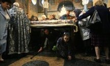 Разпети петък: Вярващи минават под Светата Плащаница