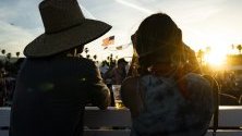 Две жени гледат към слънцето по време на Фестивала на сцената 2019 в Индио, близо до Палм Спрингс, Калифорния, САЩ, 27 април 2019 г. Фестивалът се провежда от 26 до 28 април 2019 година.