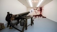 Произведението &quot;Стрелба в ъгъла&quot; на британо-индийския художник Аниш Капур в Сантяго, Чили. А. Капур откри изложбата `Surge` в Сантяго.