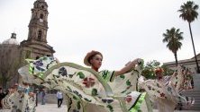 Стотици участват в масовия парад &#039;Baile Usted&#039; (Ти танцуваш), за да отбележат Международния ден на танците, в Гвадалахара, Мексико. 