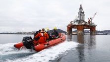 Фотографска снимка, предоставена от Грийнпийс, показва активисти на околната среда в надуваема лодка, която се приближава до петролната платформа West Hercules в Хамърфест, Норвегия, 29 април 2019 г. Екологичната организация „Грийнпийс“ е предприела действия срещу нефтената платформа West Hercules, която ще пробива за компания Екуинор в Баренцово море. 