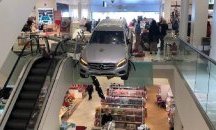 Автомобил нахлу в търговски център в Хамбург, има пострадали