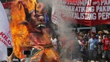 Протестиращите изгоряват фигура, която се подиграва с филипинския президент Родриго Дюртър, по повод отбелязването на Деня на труда в Манила, Филипини.
