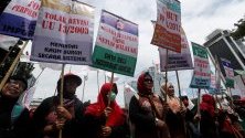 Индонезийски работници по време на митинг „Майски ден” в Джакарта, Индонезия.Хиляди индонезийски работници призовават правителството да повиши минималните заплати и да подобри условията на труд .