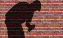 Задържаха младежи, докато драскат със спрейове по стените на подлез