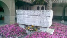 Гробът на Гоце Делчев в двора на църквата „Св. Спас“ в Скопие.