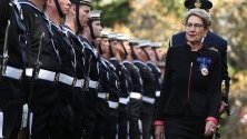 Губернаторът на Нов Южен Уелс -Маргарет Бийзли  инспектира гвардейците в дома на правителството след като положи клетва като 39-ти управител на Нов Южен Уелс в правителствената къща в Сидни, Нов Южен ,Австралия.