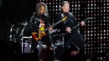 Вокалистът на американския хеви метъл Metallica Джеймс Хетфийлд и китаристът Кърк Хамет свирят бантата им Металика на стадиона &quot;Рестело&quot; в Лисабон, Португалия, 01 май 2019 година.