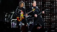 Вокалистът на американския хеви метъл Metallica Джеймс Хетфийлд и китаристът Кърк Хамет свирят бантата им Металика на стадиона "Рестело" в Лисабон, Португалия, 01 май 2019 година.