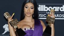 Карди Б позира с наградите за Top Rap песента I Like It, Топ Hot 100 песен за Girls Like You и Топ Rap женски артист в пресцентъра на 2019 Billboard Music Awards в MGM Grand Garden Arena в Лас Вегас.