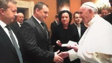 Ивелина Василева и Павел Гуджеров подариха на папа Франциск Червената книга