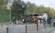 Сблъсък на затворнически автобус и камиони в Прага отне живота най-малко на един