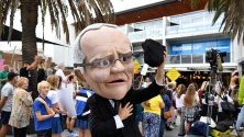 Протестиращ облечен като премиера на Австралия Скот Морисън, участва в митинг относно бездействието срещу климатичните промени пред кабинета на премиера Скот Морисън в Кронула, Сидни, Австралия.