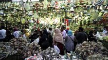 Търговците в Египет имат годишна традиция да назовават своите стоки на местни и чуждестранни знаменитости и значими събития преди постния месец на Рамадан, който се очаква да бъде на 05 май. Мюсюлманите по света празнуват свещения месец Рамадан, като се молят през нощта и се въздържат от ядене, пиене и сексуални действия през периода между изгрева и залеза. 