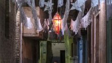 Подготовка на празненствата преди свещения месец Рамадан в Ал Барагел, Кайро, Египет. Мюсюлманите по света празнуват свещения месец Рамадан, като се молят през нощта и се въздържат от ядене , пиене и сексуални действия ежедневно между изгрев и залез. 