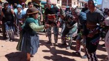 Боливийски празнуват по време на традиционната фиеста де ла Крус в Сан Педро де Мача, Боливия. Ставаме свидетели на традиция, която датира от преди инките.