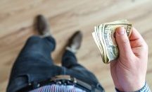 Икономисти: Таванът на разплащанията в брой у нас трябва да се увеличи