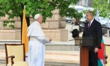 Румен Радев посрещна папа Франциск