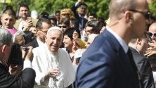 Папа Франциск пристига на Светата литургия с първите причастия на около 250 деца в католическата църква „Свето сърце“ в Раковски, България, 06 май 2019 г. 