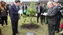 Южнокорейският министър-председател Лий Нак-йон засажда възпоменателно дърво с колумбийския министър на отбраната Гилермо Ботеро в рехабилитационен център в Богота, Колумбия.
