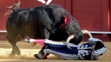 Испански бикоборец Исус Мигел Гонзалес &quot;Сузо&quot; се бие с бик по време на априлския панаир в Арена за реални мейрънца в Севиля, Андалусия, Испания.