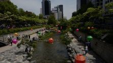 Гражданите на Сеул използват обедната си почивка за почивка в потока Cheonggye в центъра на Сеул, Южна Корея. 